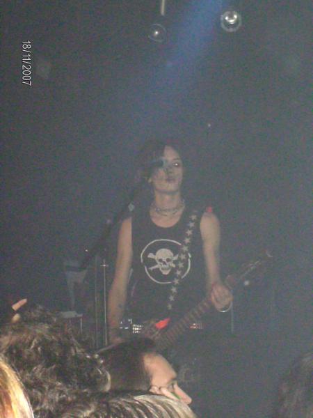 GUITARE  PETIT NOUVEAU VENU WEDNESDAY 13.